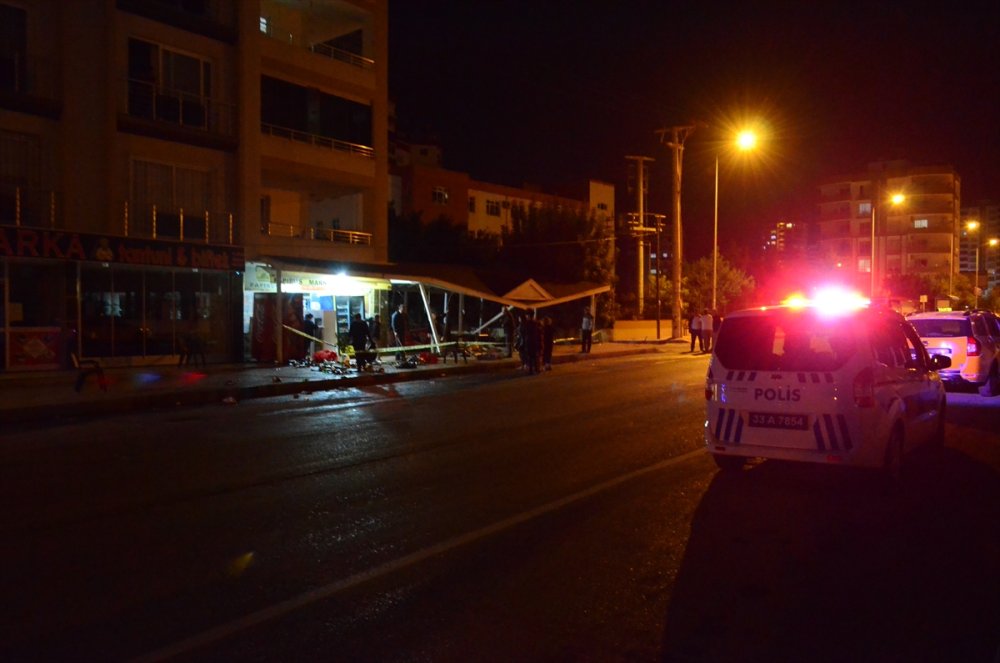 Mersin'de Kontrolden Çıkan Otomobil Markete Çarptı