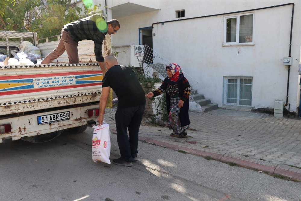 Niğdeli Hayırseverden Yetimlere Ve Ailelerine Yardım Eli