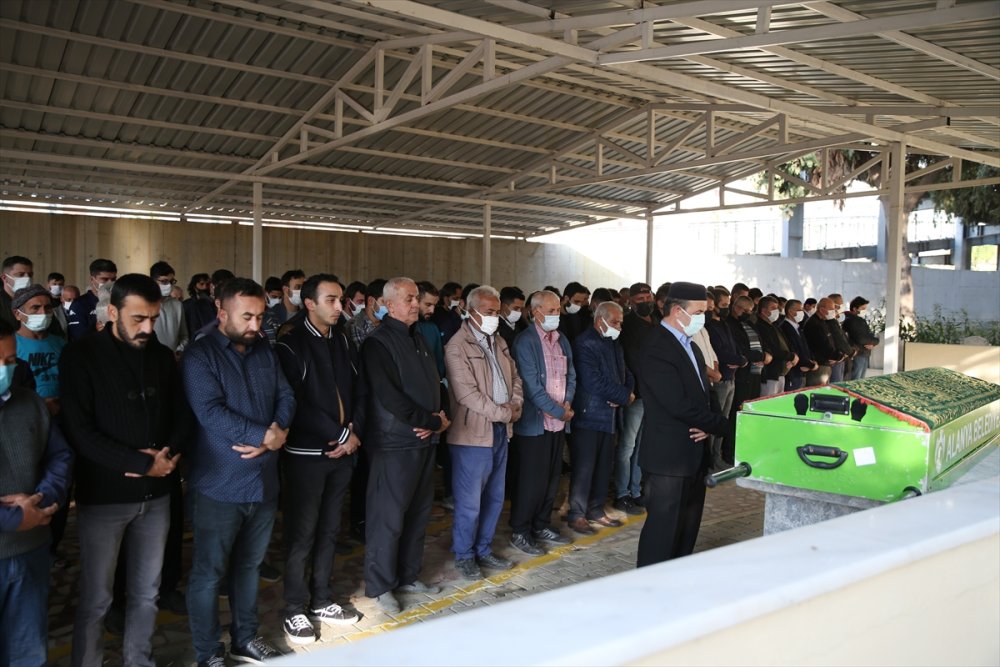 Antalya'da Aracın Çarpması Sonucu Ölen İki Bisikletli Defnedildi