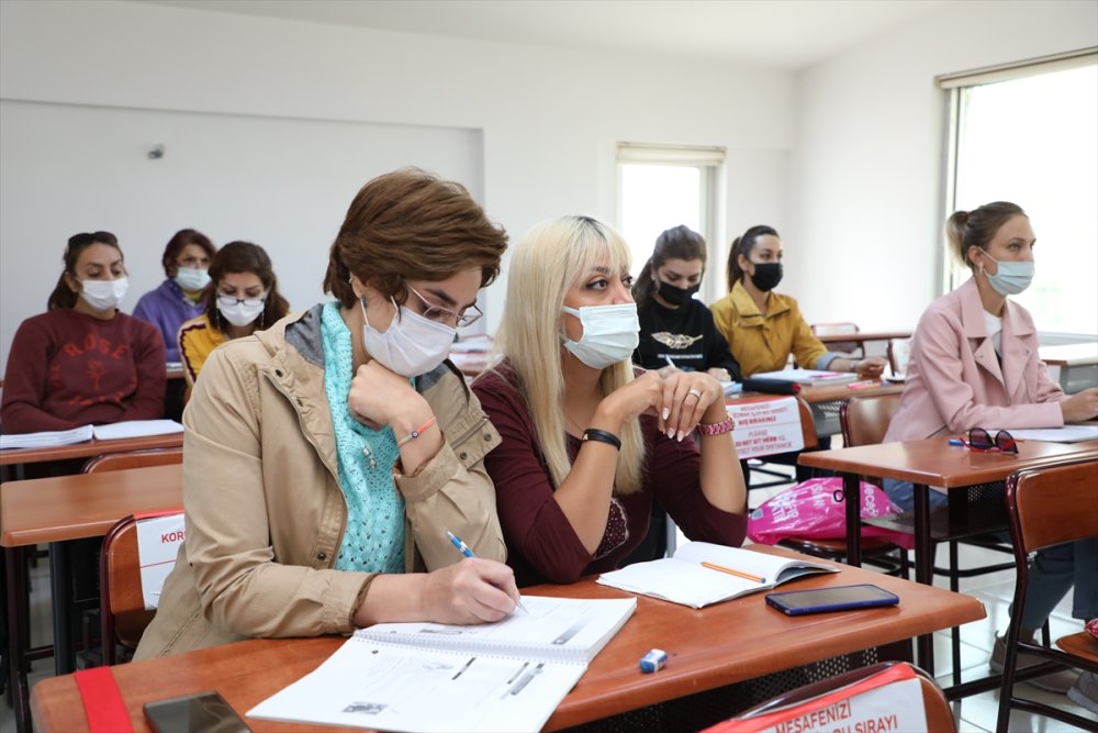 Antalya'da Yaşayan Yabancı Uyruklular Türkçe Öğreniyor