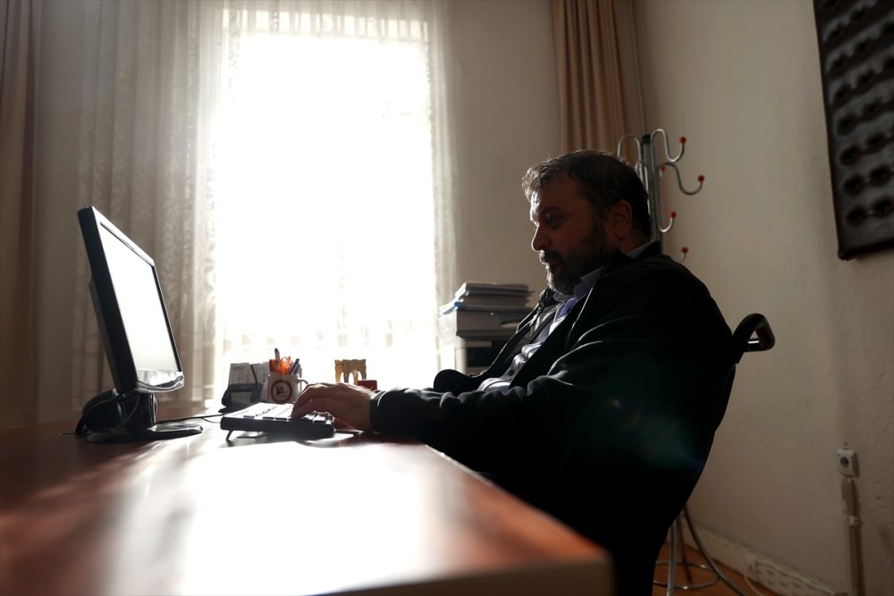 "Engel"ini Aşan Öğretmen, Milyonlarca Öğrenciye Ulaştı