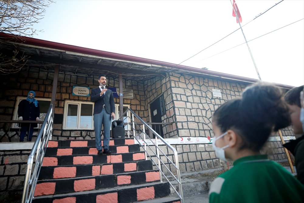 Fedakar Öğretmen Köy Okulunun Deposunu Sınıfa Çevirdi