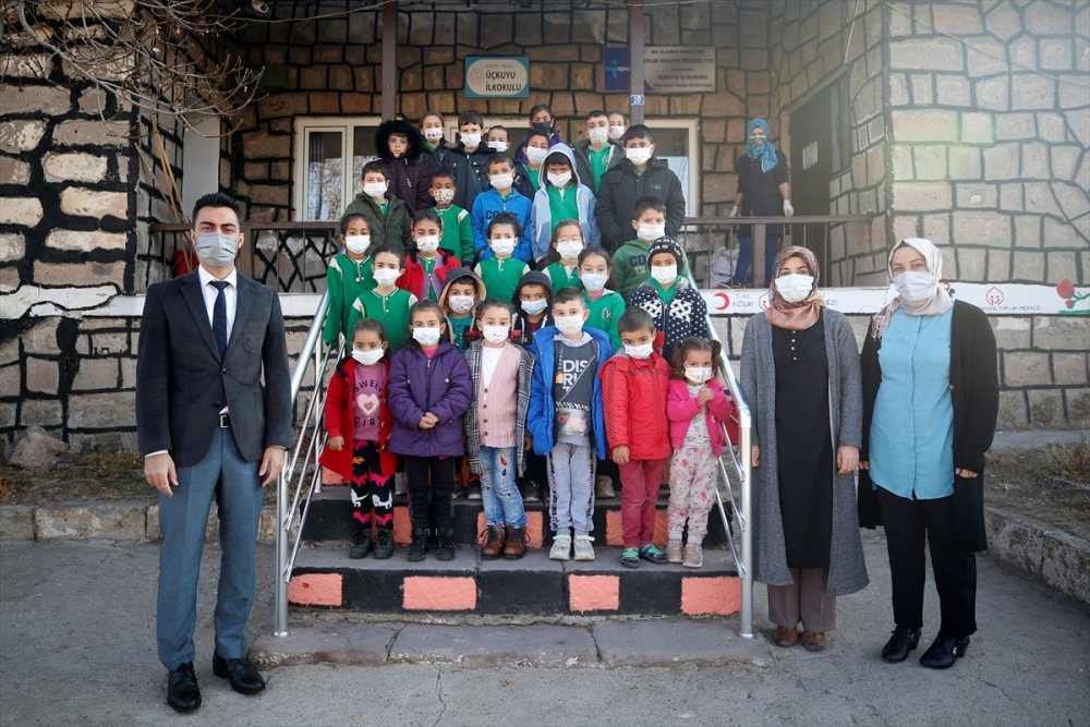 Fedakar Öğretmen Köy Okulunun Deposunu Sınıfa Çevirdi