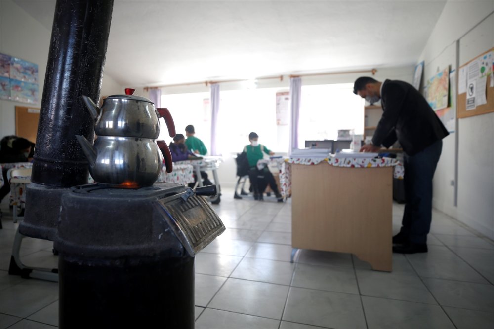 Fedakar Öğretmen Köy Okulunun Deposunu Sınıfa Çevirdi