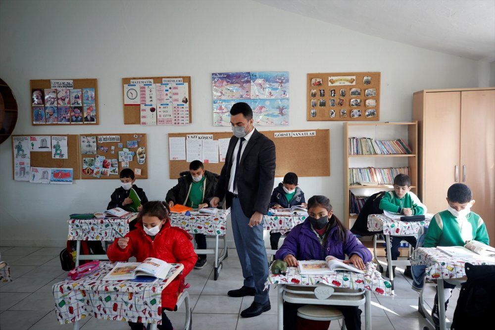 Fedakar Öğretmen Köy Okulunun Deposunu Sınıfa Çevirdi