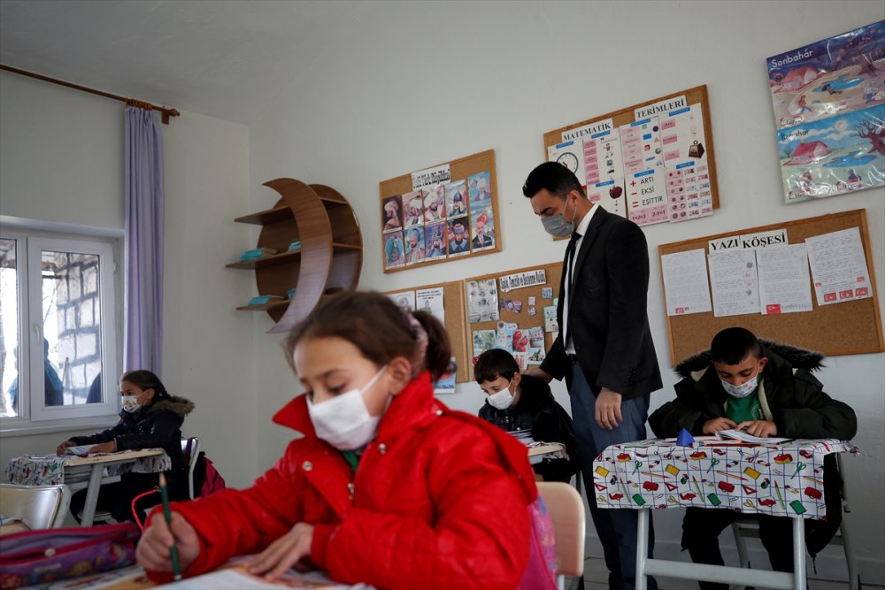 Fedakar Öğretmen Köy Okulunun Deposunu Sınıfa Çevirdi