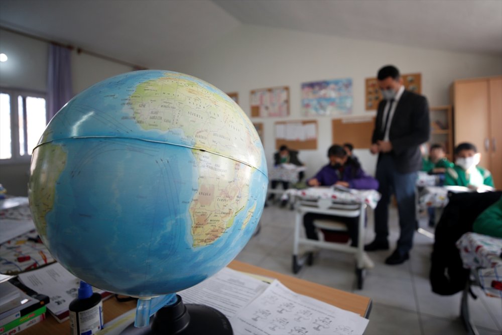 Fedakar Öğretmen Köy Okulunun Deposunu Sınıfa Çevirdi