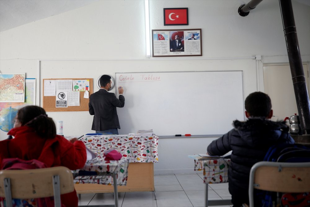 Fedakar Öğretmen Köy Okulunun Deposunu Sınıfa Çevirdi