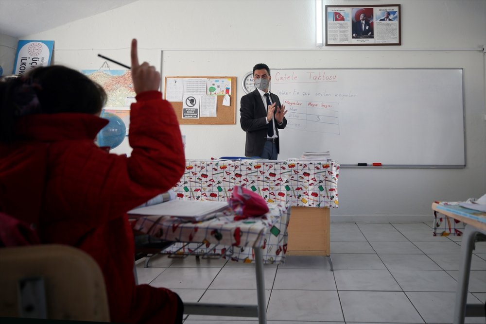 Fedakar Öğretmen Köy Okulunun Deposunu Sınıfa Çevirdi