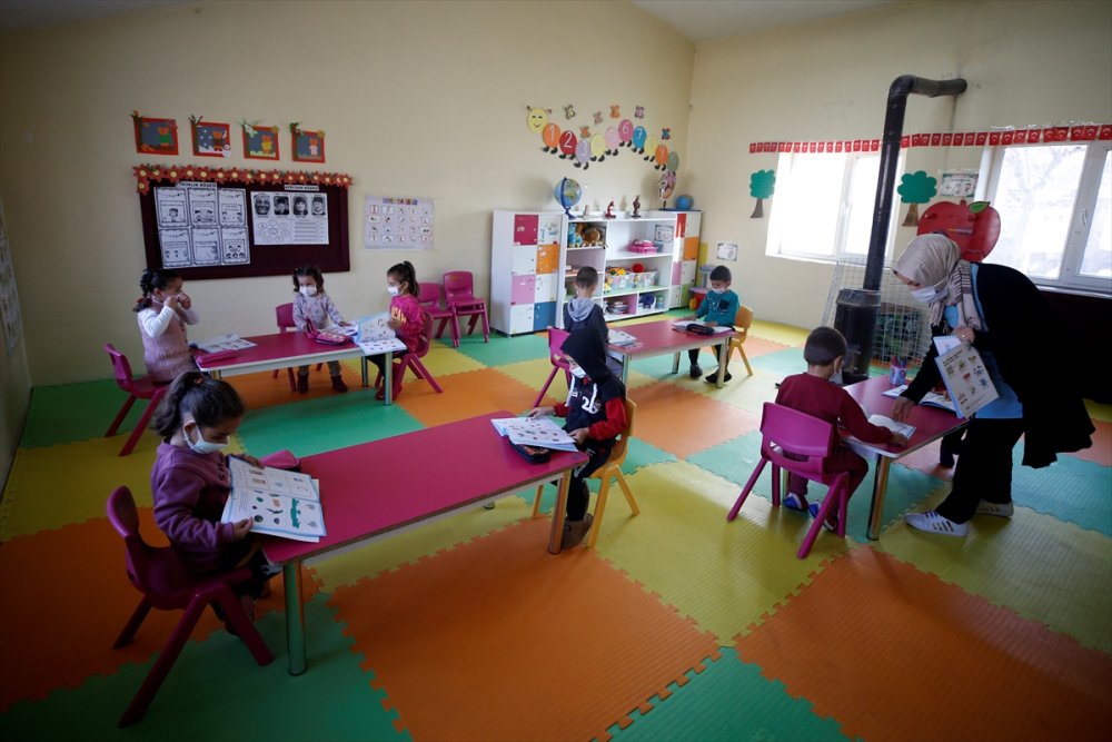 Fedakar Öğretmen Köy Okulunun Deposunu Sınıfa Çevirdi