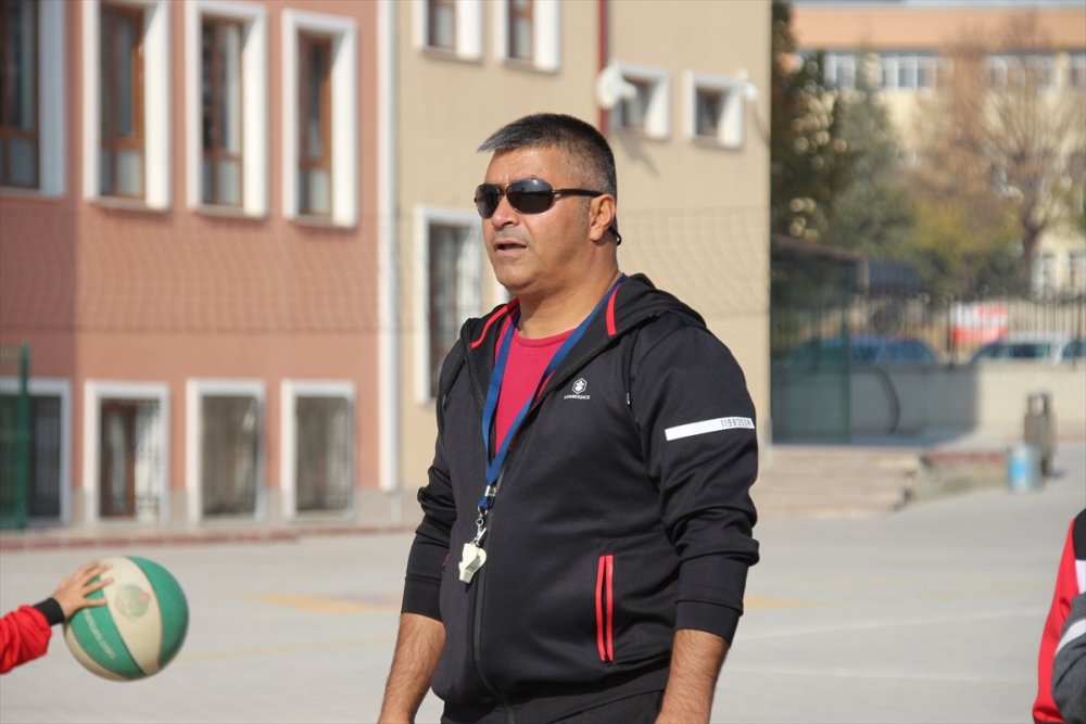 Göremediği Öğrencilerine Hissederek Öğretiyor