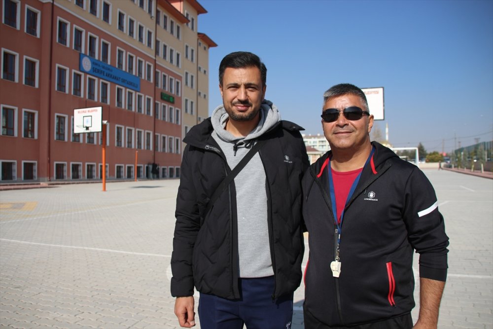 Göremediği Öğrencilerine Hissederek Öğretiyor