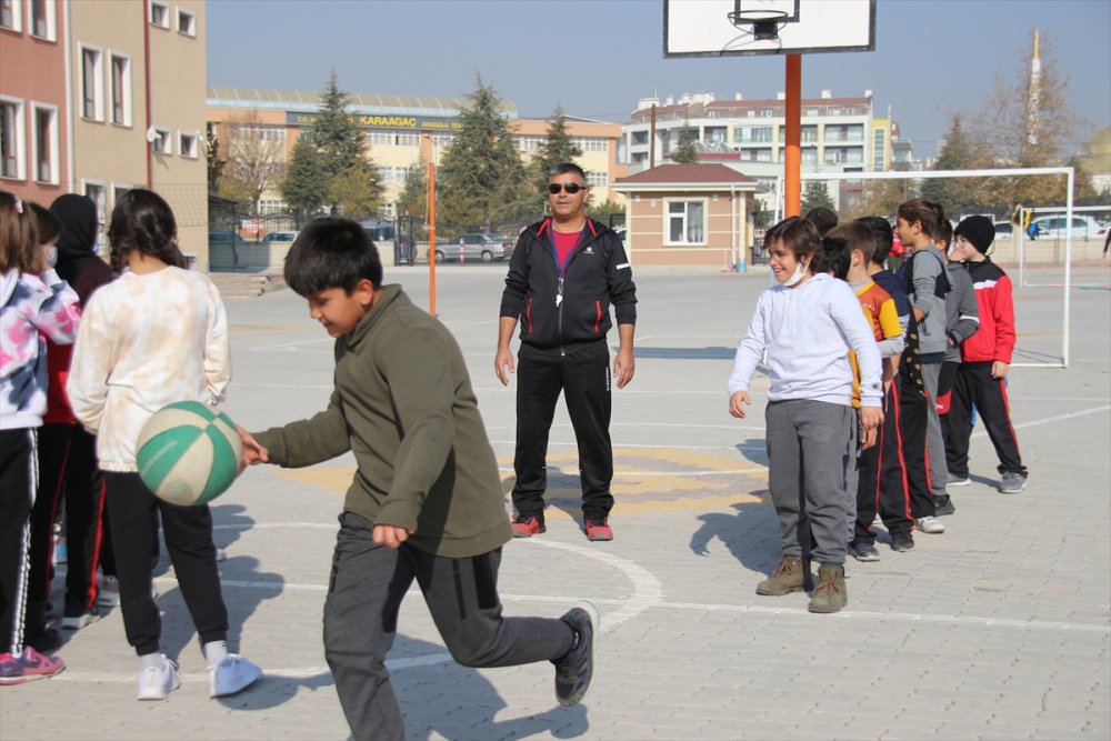 Göremediği Öğrencilerine Hissederek Öğretiyor