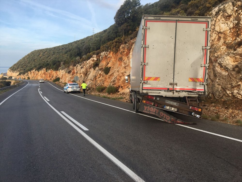 Kayganlaşan Yolda Kamyon Kayalığa Çarptı