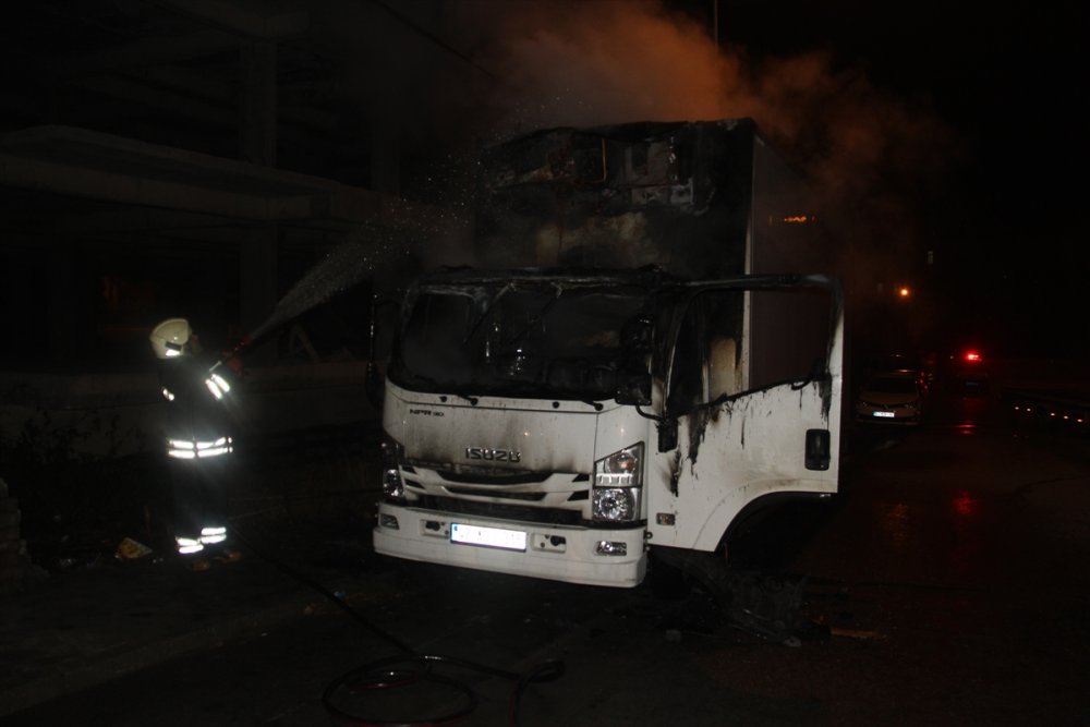 Konya'da Biri Kamyon 4 Araç Yandı