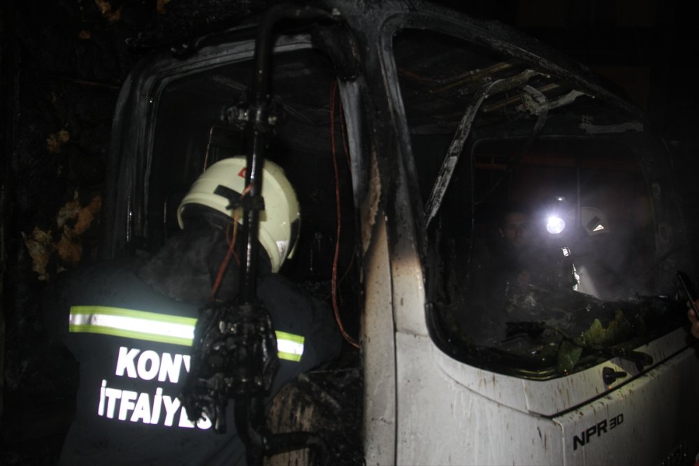 Konya'da Biri Kamyon 4 Araç Yandı