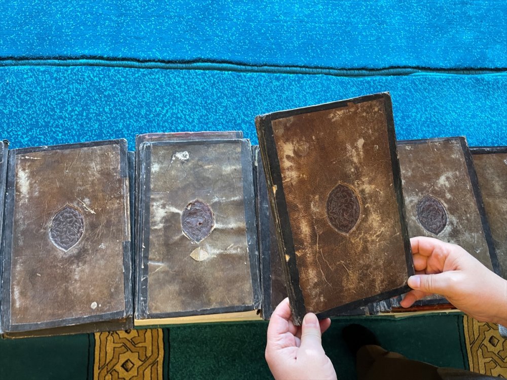 Tarihi Camide 450 Yıllık El Yazması Kur'an-ı Kerim Bulundu