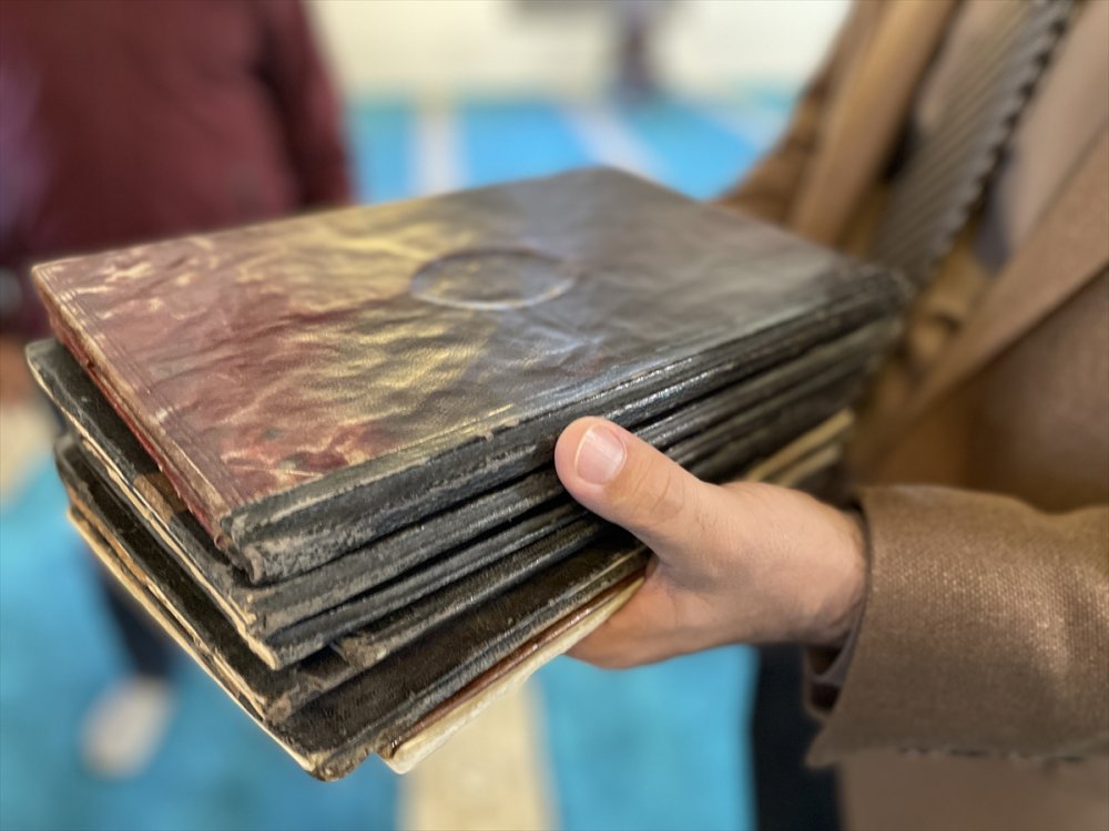 Tarihi Camide 450 Yıllık El Yazması Kur'an-ı Kerim Bulundu