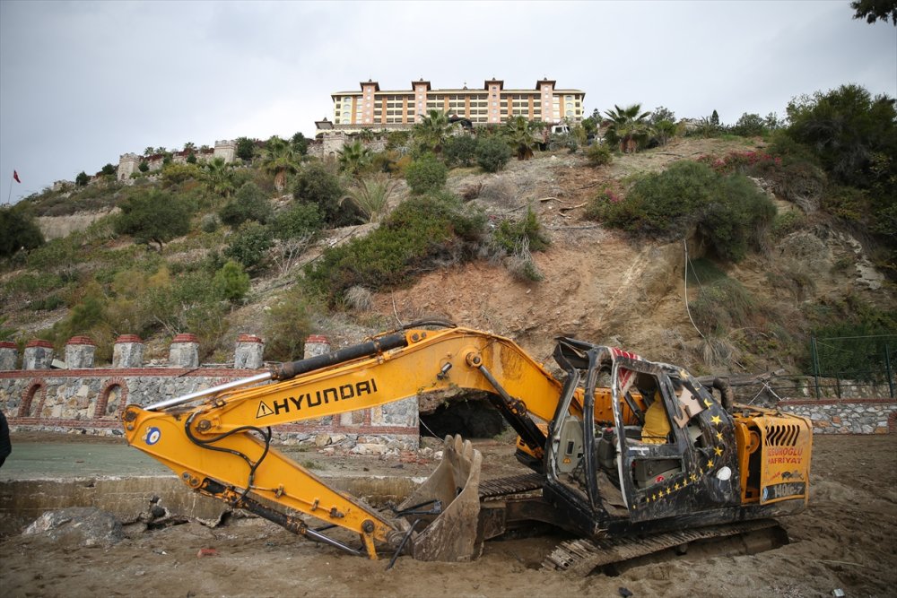 Antalya'da Kamyonun Taşıdığı İş Makinesi Uçuruma Yuvarlandı
