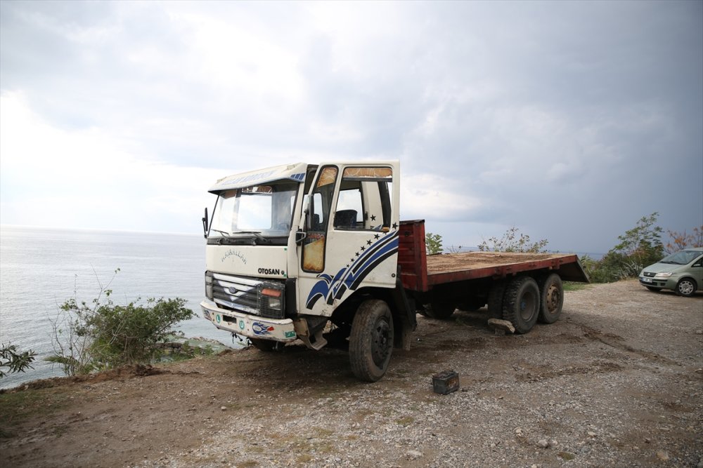 Antalya'da Kamyonun Taşıdığı İş Makinesi Uçuruma Yuvarlandı