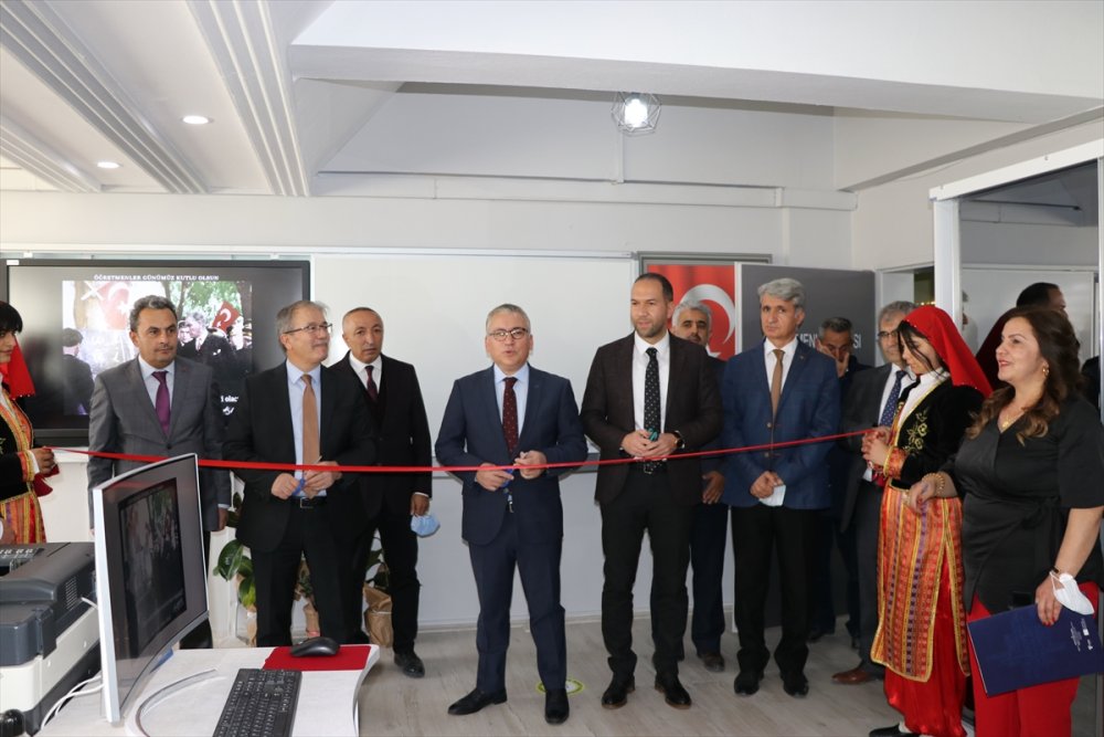 Niğde'de "Yeni Nesil Öğretmenler Odası" Ve "Z Kütüphane" Açılışı