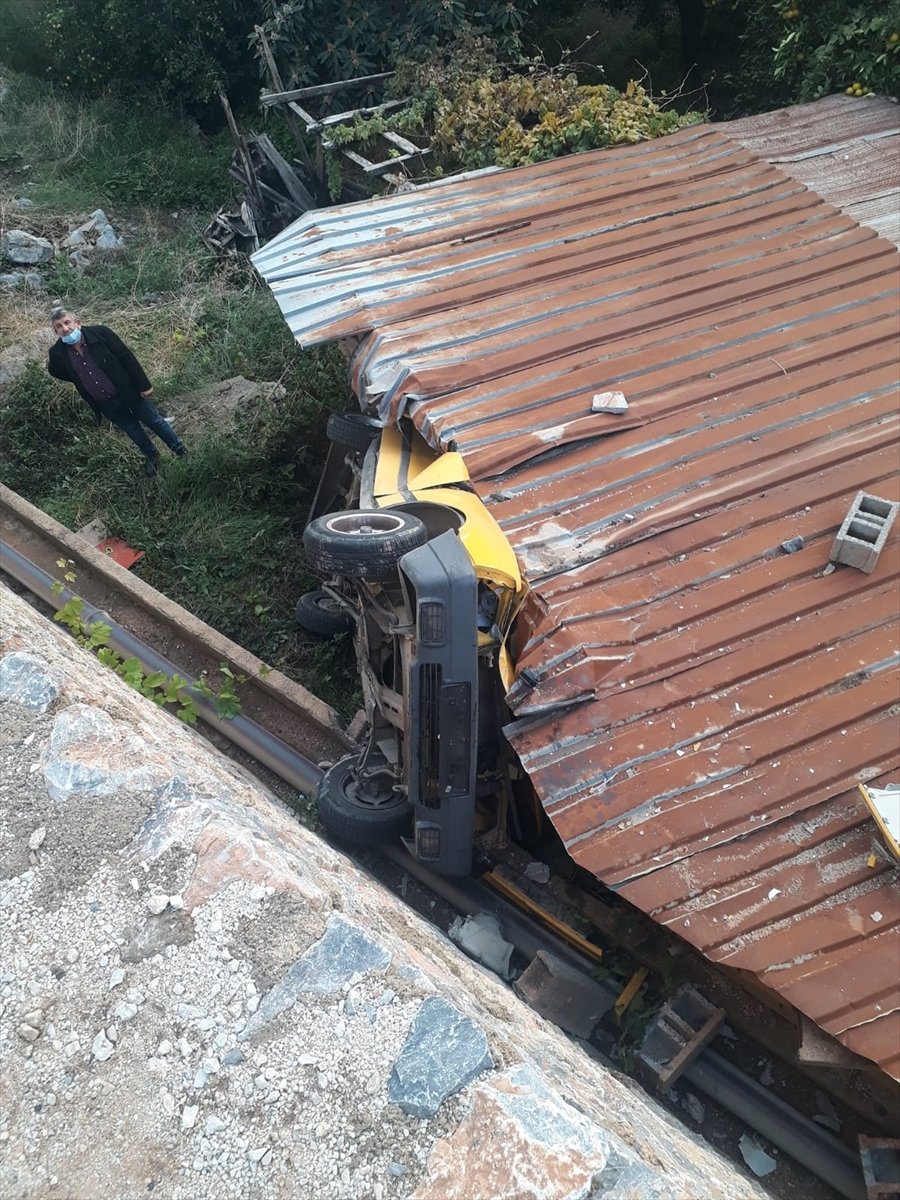 Antalya'da Bahçeye Devrilen Otomobilde 1 Kişi Öldü, 3 Kişi Yaralandı