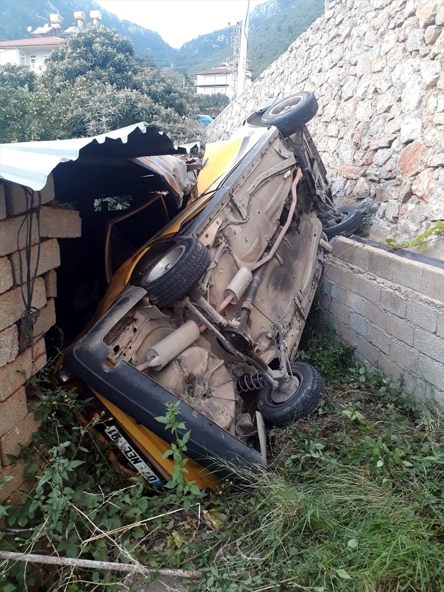 Antalya'da Bahçeye Devrilen Otomobilde 1 Kişi Öldü, 3 Kişi Yaralandı