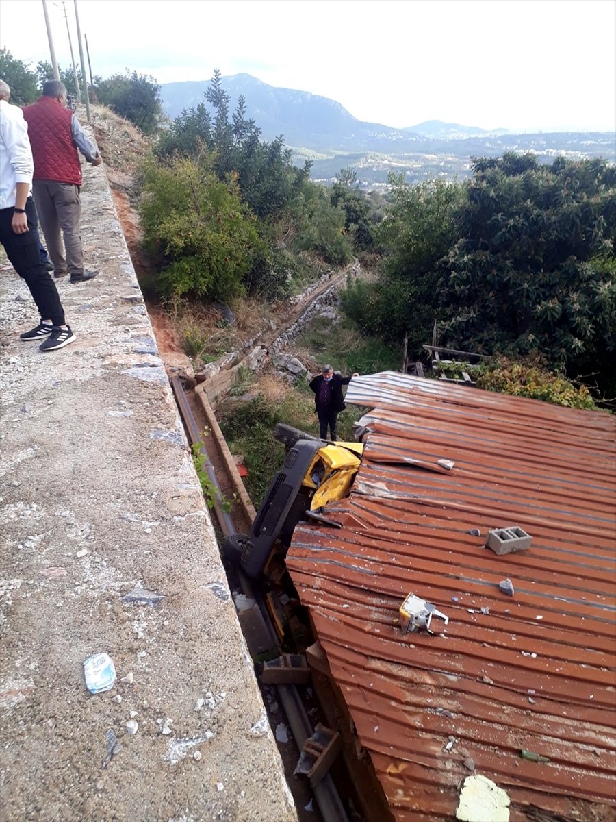 Antalya'da Bahçeye Devrilen Otomobilde 1 Kişi Öldü, 3 Kişi Yaralandı