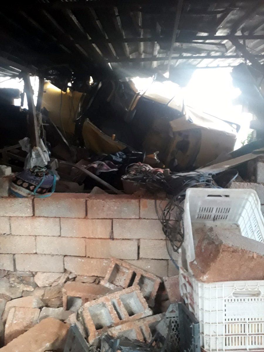 Antalya'da Bahçeye Devrilen Otomobilde 1 Kişi Öldü, 3 Kişi Yaralandı