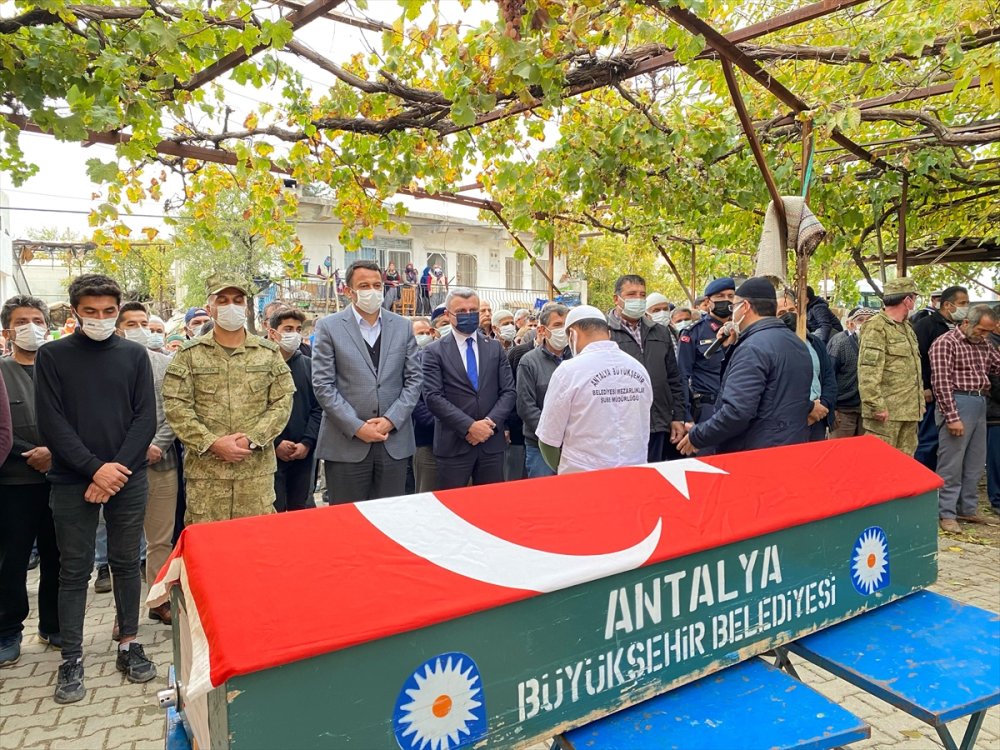 Kıbrıs Gazisi Yılmaz, Antalya'da Son Yolculuğuna Uğurlandı