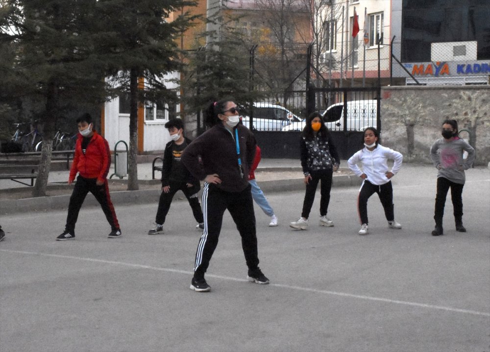 Paralimpik Milli Sporcu Raziye Öğretmen, Azmiyle Öğrencilerine Örnek Oluyor