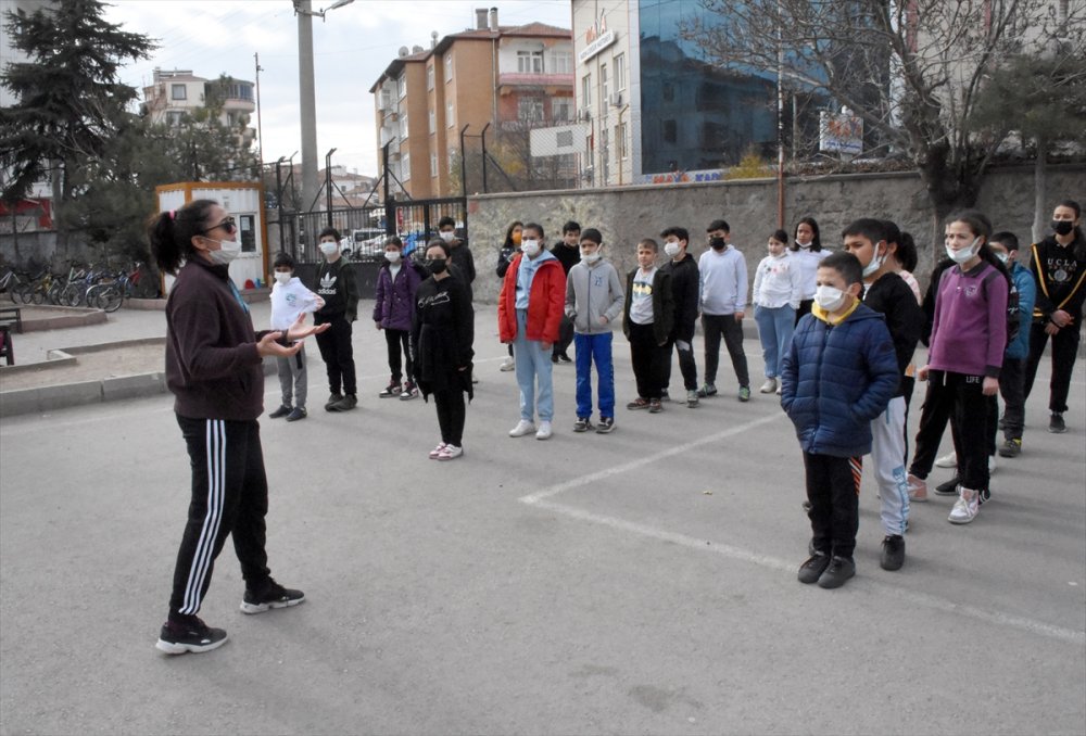 Paralimpik Milli Sporcu Raziye Öğretmen, Azmiyle Öğrencilerine Örnek Oluyor