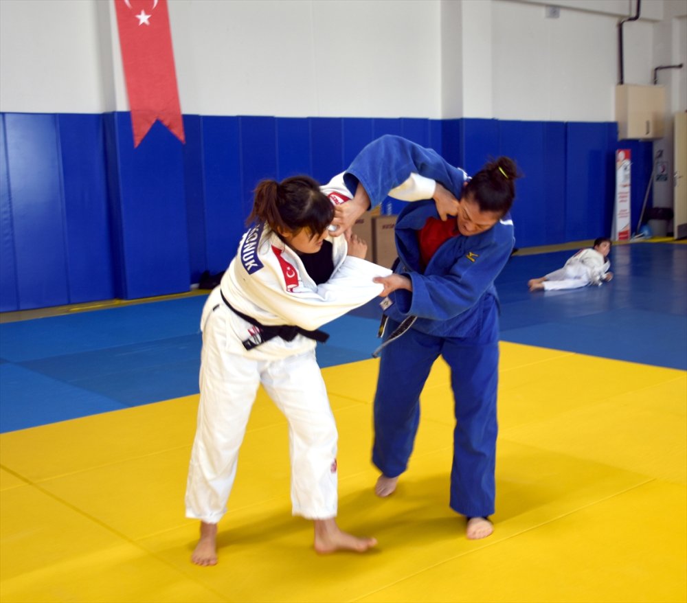 Paralimpik Milli Sporcu Raziye Öğretmen, Azmiyle Öğrencilerine Örnek Oluyor