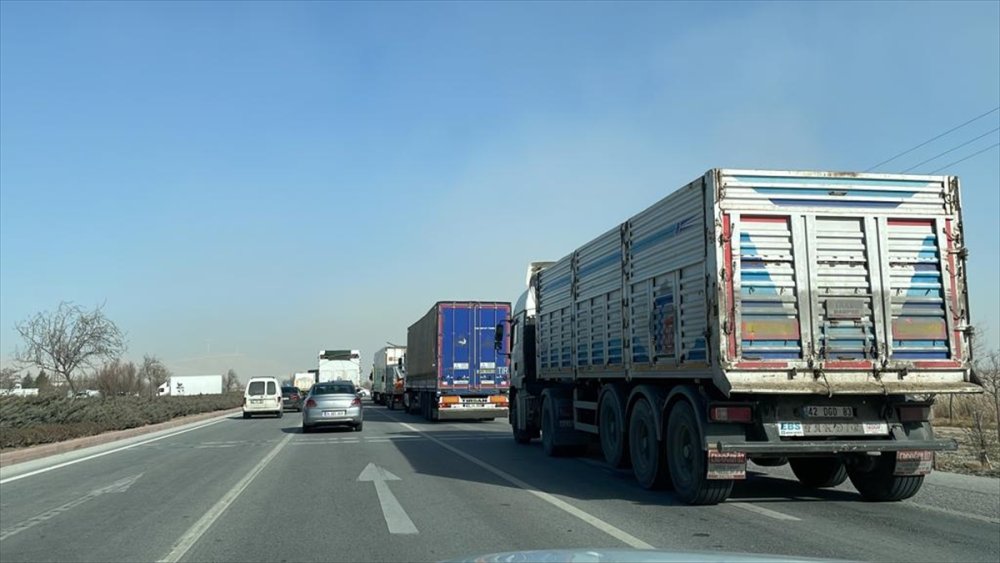 Konya Ve Aksaray'da Etkili Olan Kum Fırtınası Trafikte Aksamaya Neden Oldu