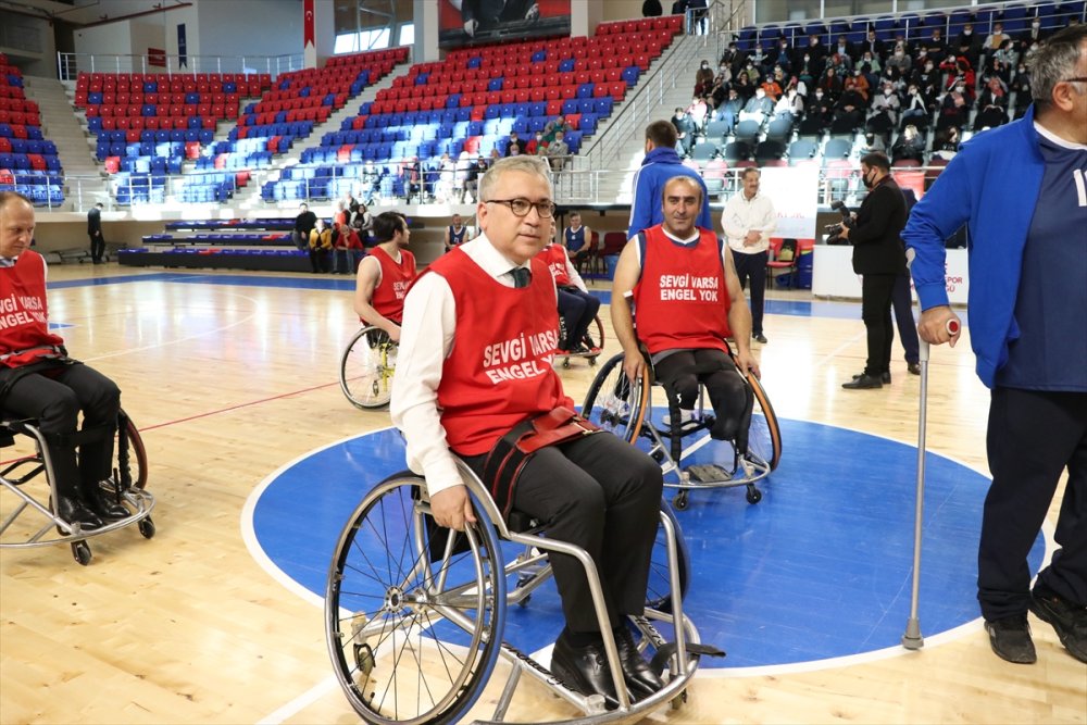 Engelliler Gününde Tekerlekli Sandalyede Basketbol Oynadılar