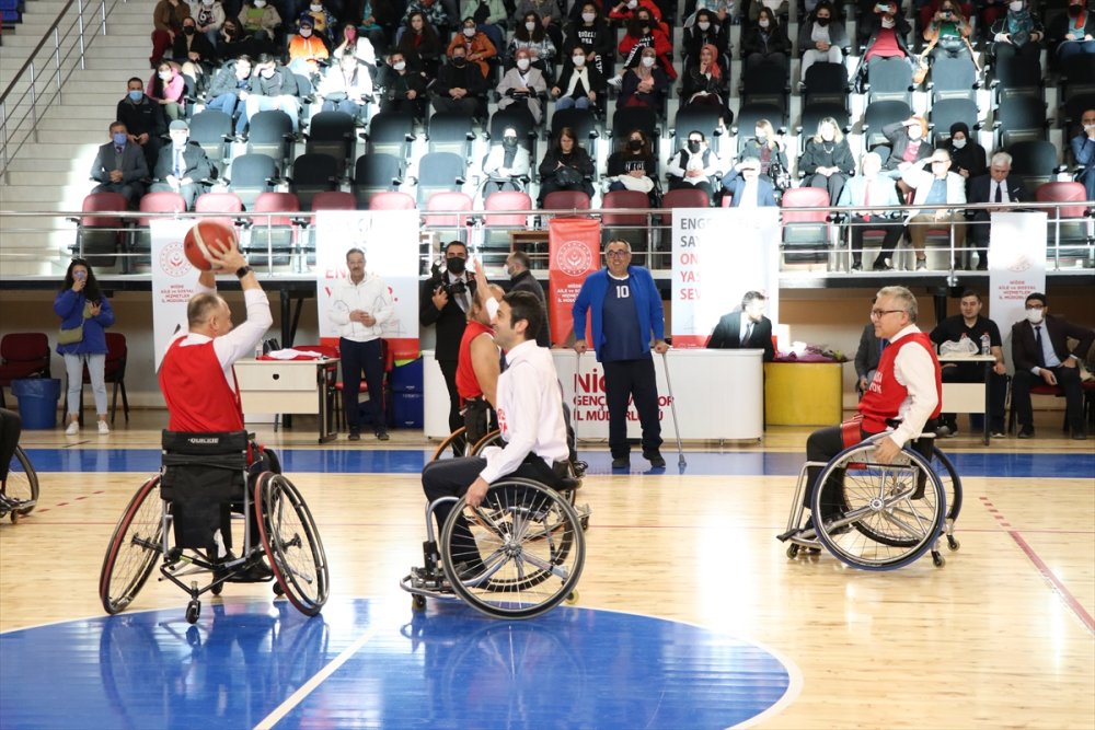 Engelliler Gününde Tekerlekli Sandalyede Basketbol Oynadılar