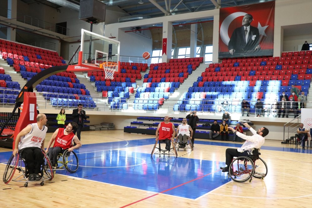 Engelliler Gününde Tekerlekli Sandalyede Basketbol Oynadılar