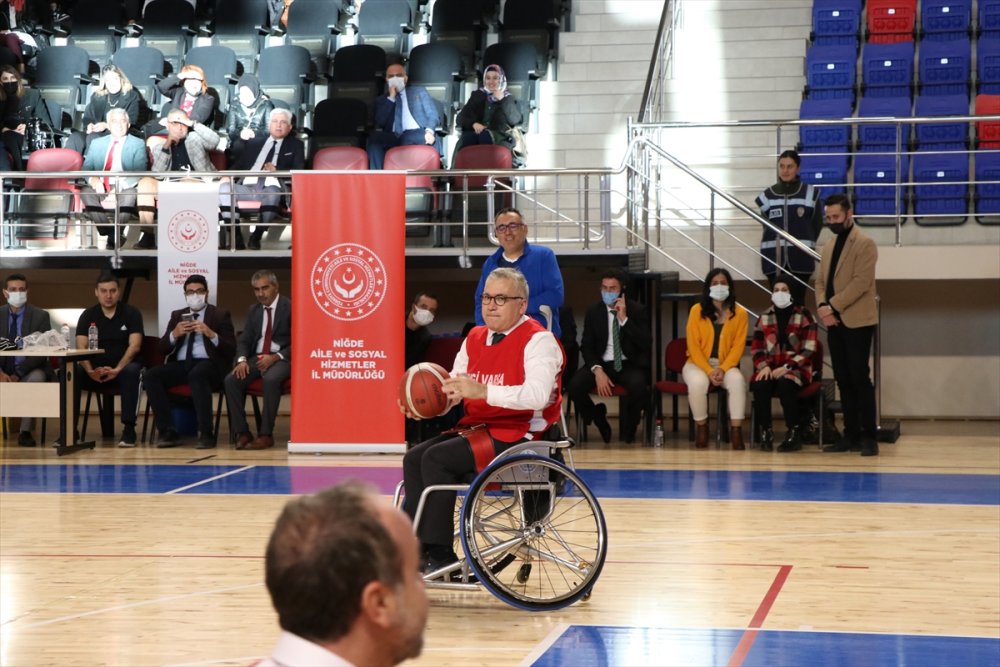 Engelliler Gününde Tekerlekli Sandalyede Basketbol Oynadılar