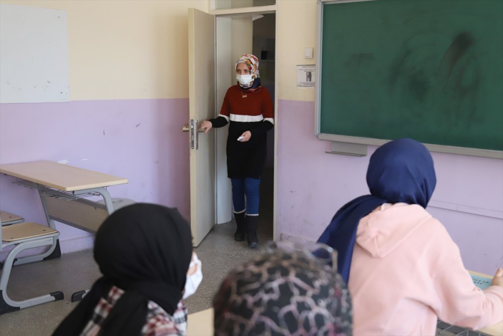 Görme Yetisini Yüzde 90 Kaybeden Öğretmen Öğrencilerine Işık Oluyor