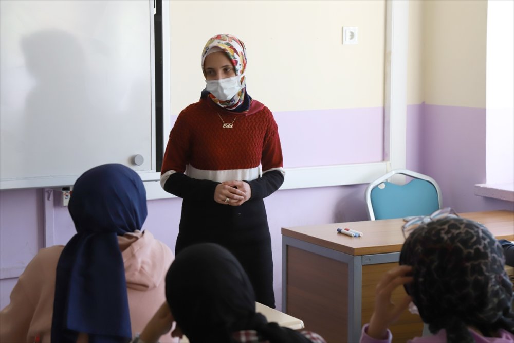 Görme Yetisini Yüzde 90 Kaybeden Öğretmen Öğrencilerine Işık Oluyor