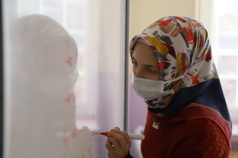 Görme Yetisini Yüzde 90 Kaybeden Öğretmen Öğrencilerine Işık Oluyor