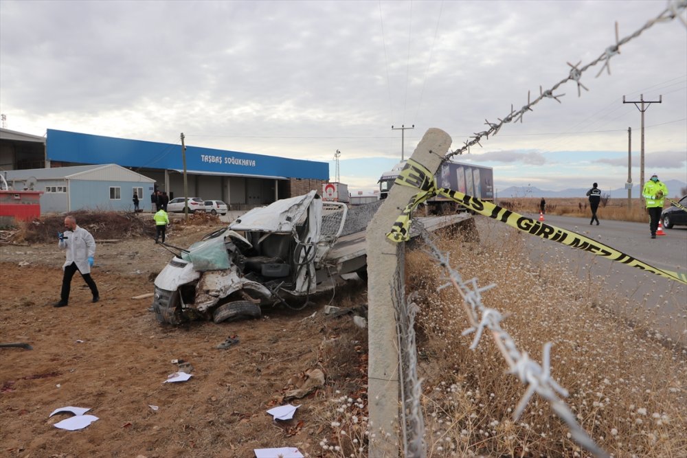 Karaman'da Tırla Çarpışan Kamyonetin Sürücüsü Öldü