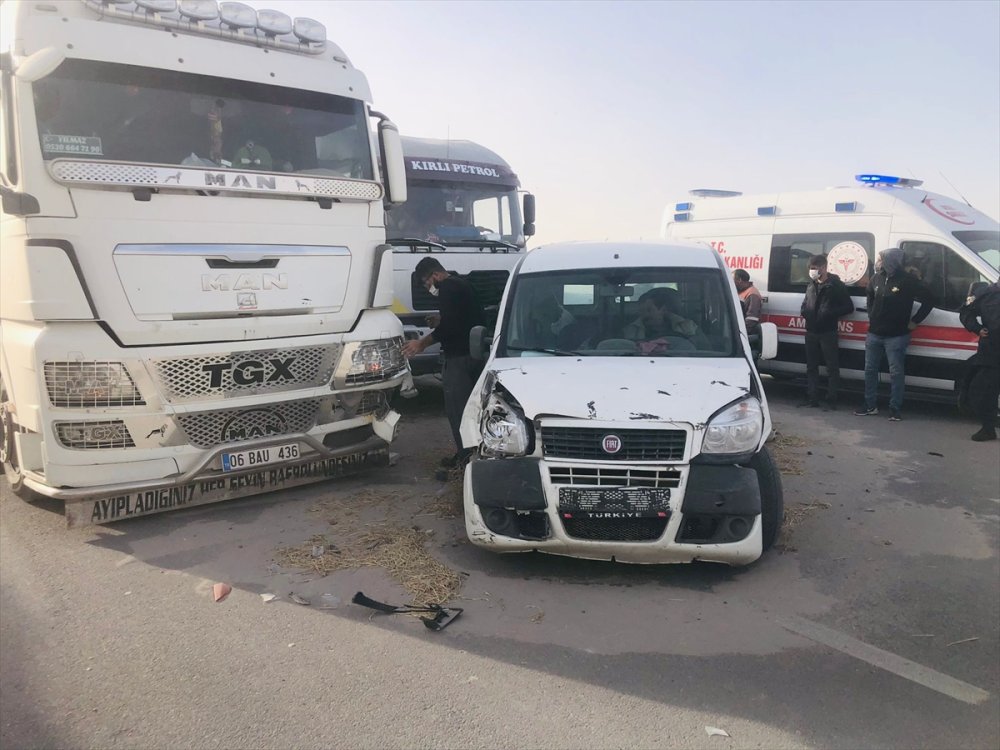 Konya'da Kum Fırtınasında Trafik Kazası Yaşandı