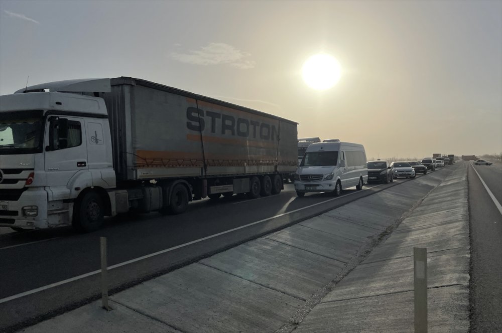 Konya'da Kum Fırtınasında Trafik Kazası Yaşandı