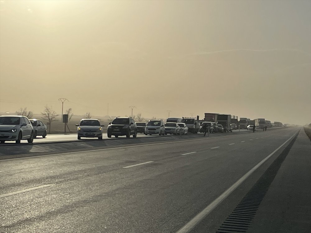 Konya'da Kum Fırtınasında Trafik Kazası Yaşandı