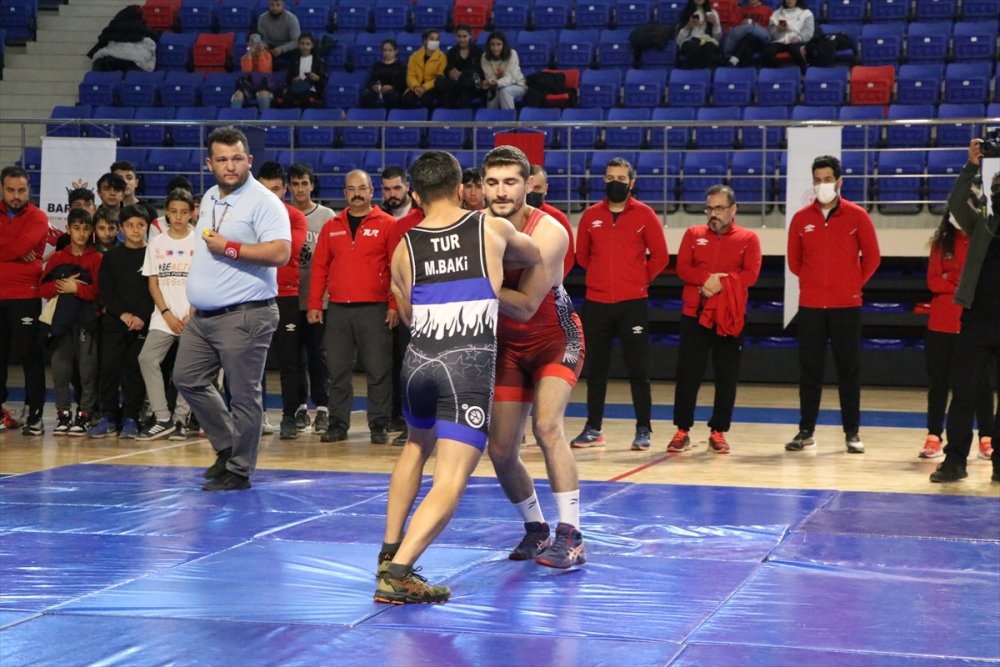 Niğde'de Müsabakalarda Dereceye Giren Sporculara Spor Malzemesi Dağıtıldı