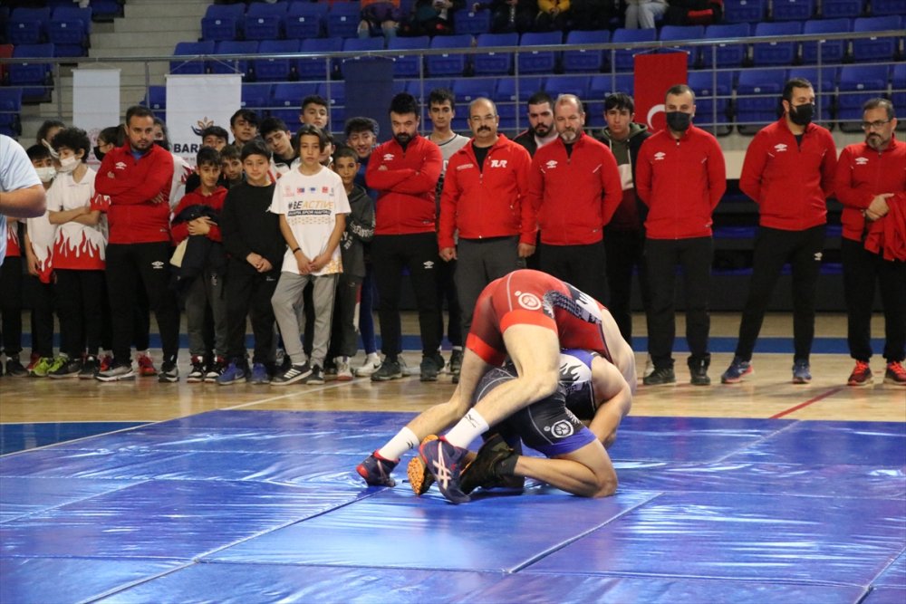 Niğde'de Müsabakalarda Dereceye Giren Sporculara Spor Malzemesi Dağıtıldı