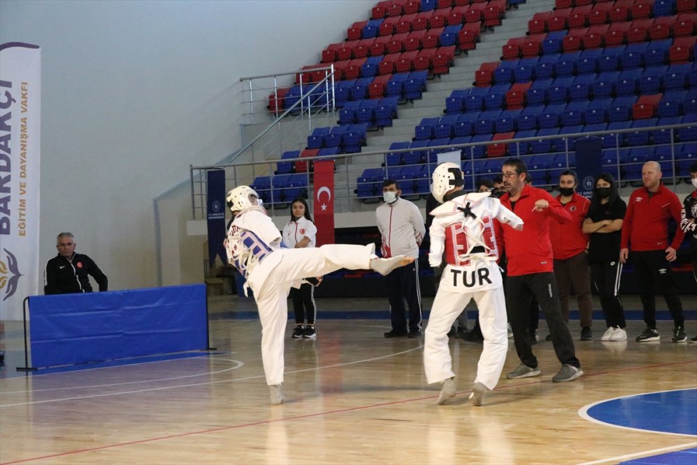 Niğde'de Müsabakalarda Dereceye Giren Sporculara Spor Malzemesi Dağıtıldı