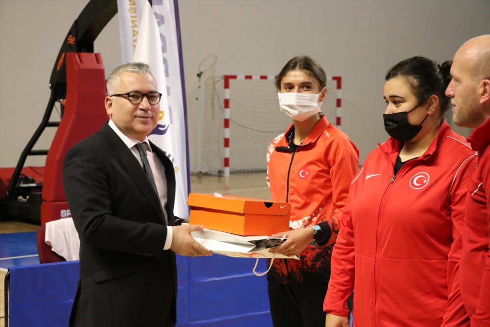 Niğde'de Müsabakalarda Dereceye Giren Sporculara Spor Malzemesi Dağıtıldı