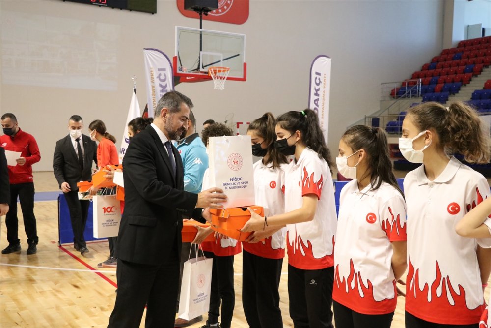 Niğde'de Müsabakalarda Dereceye Giren Sporculara Spor Malzemesi Dağıtıldı